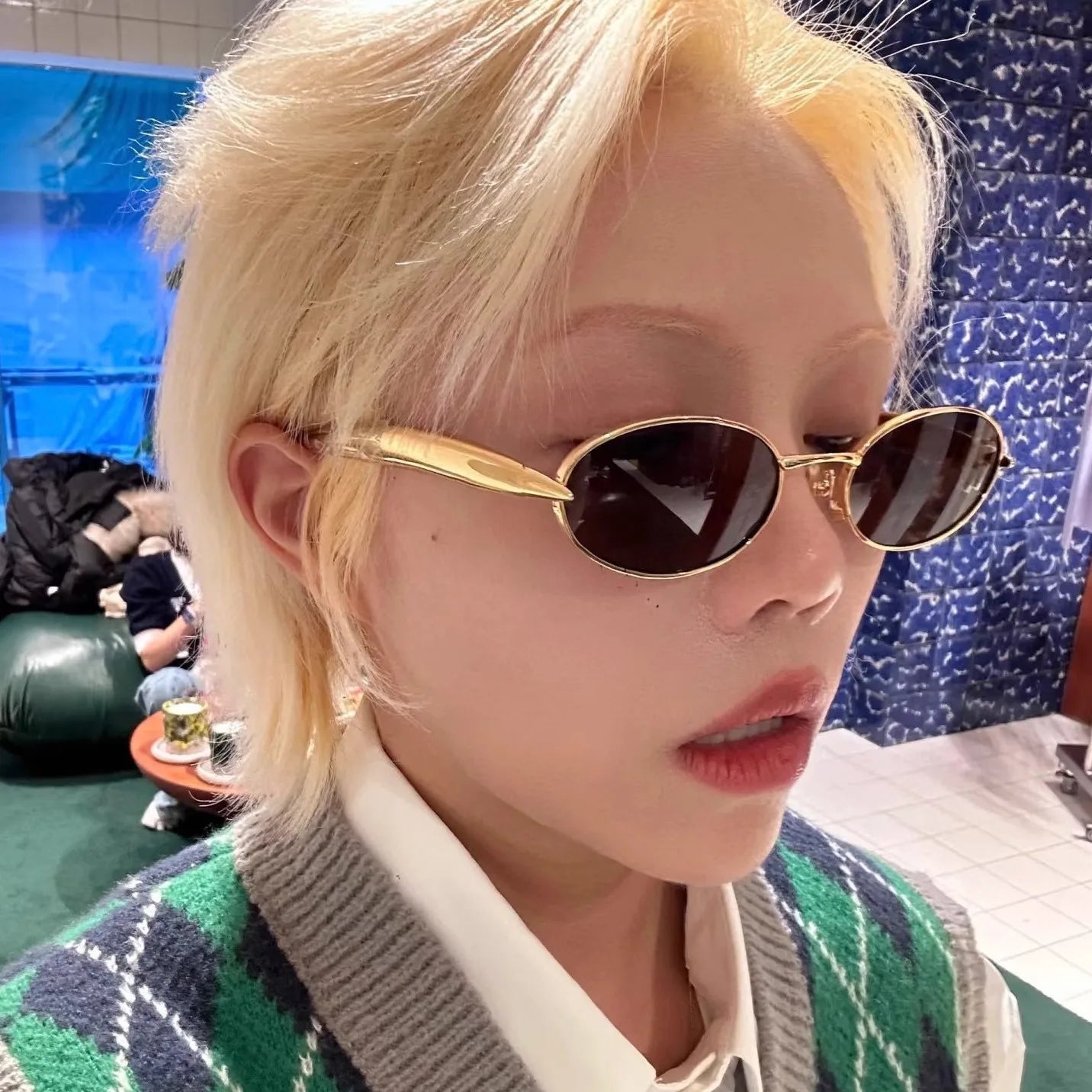Chic Oval Sunglasses with Mirror Legs for Women